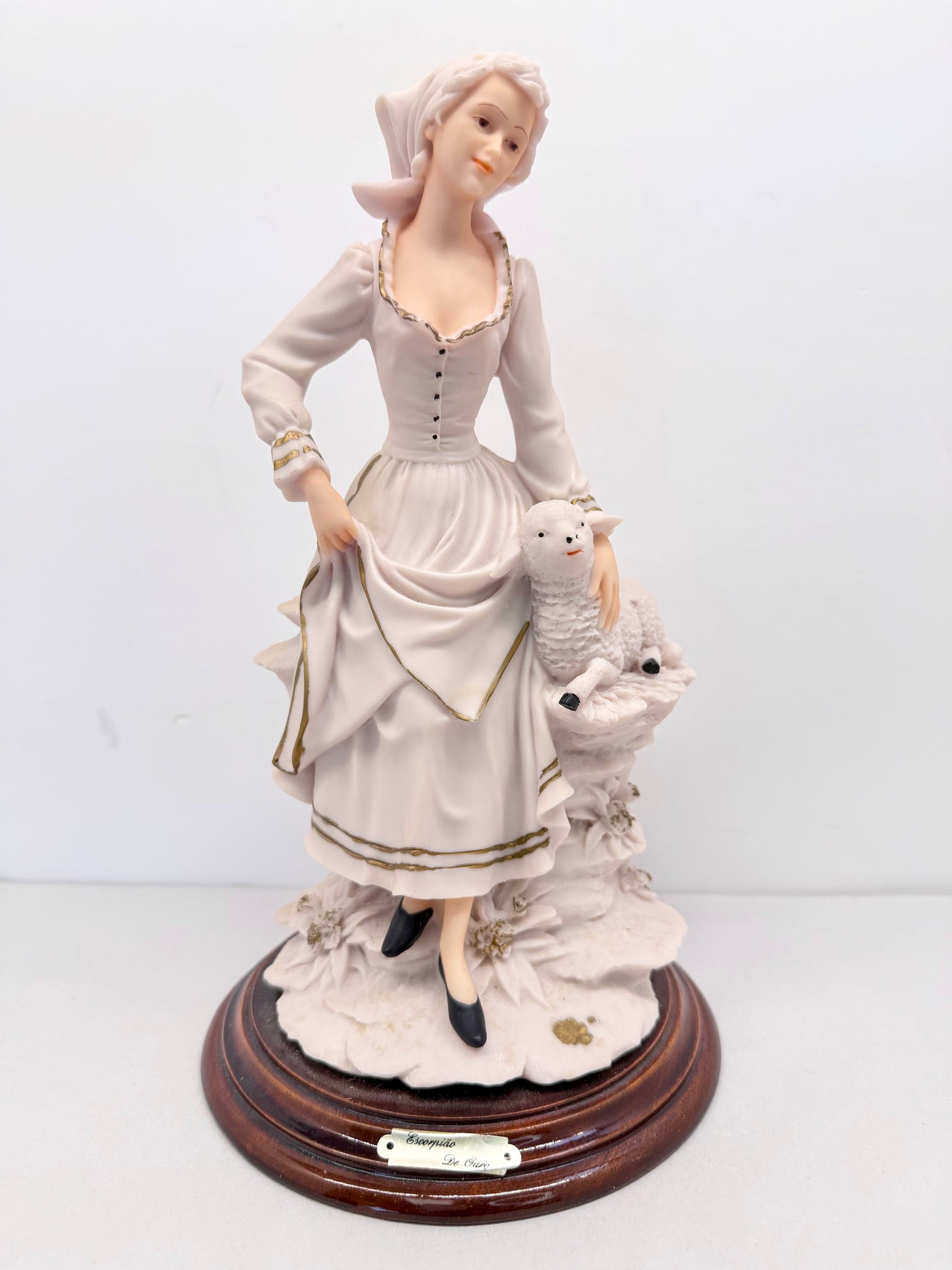 PORCELAIN FIGURINE OF A WOMAN