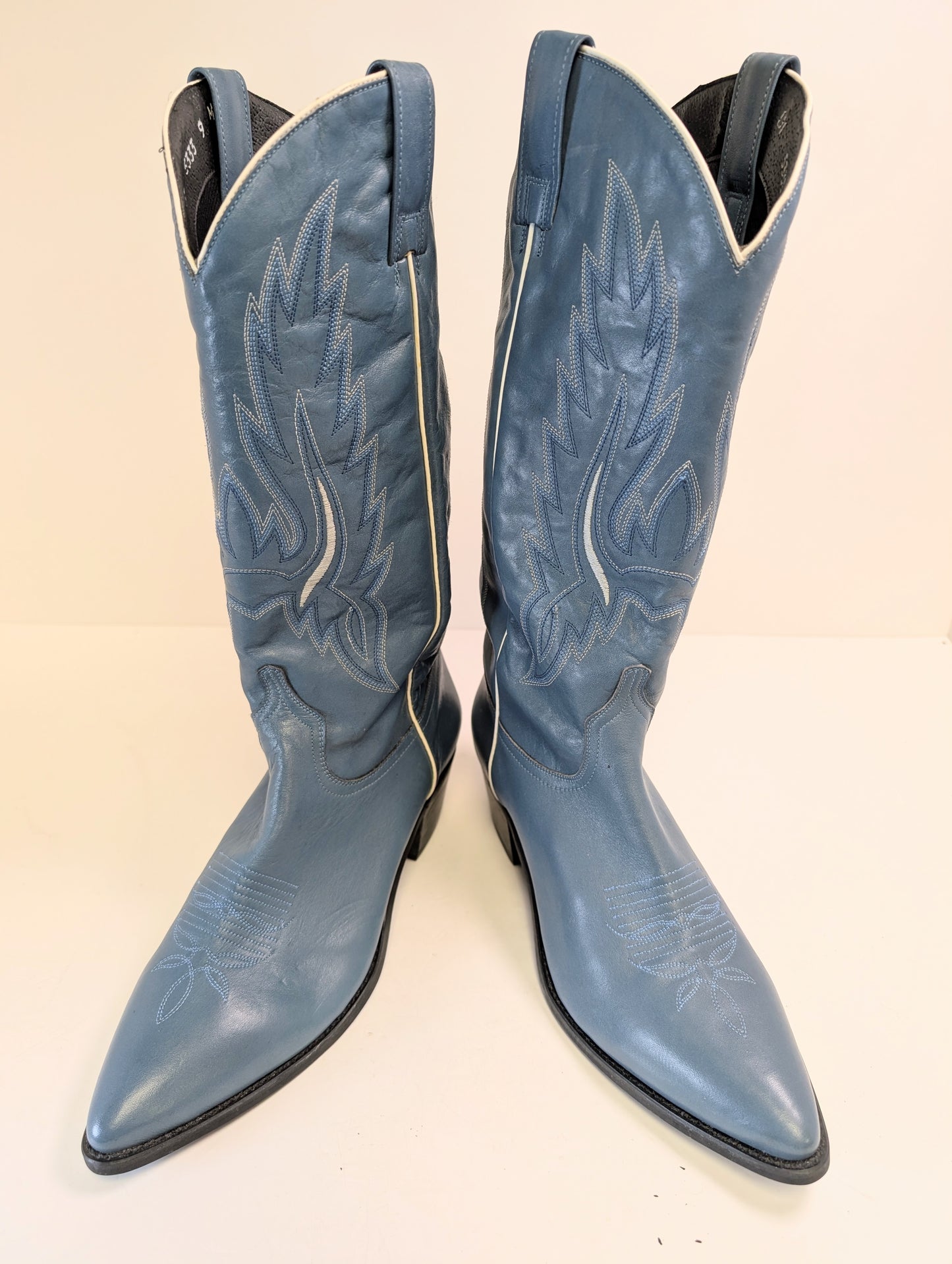 Embroidered blue and white accent men cowboys boots