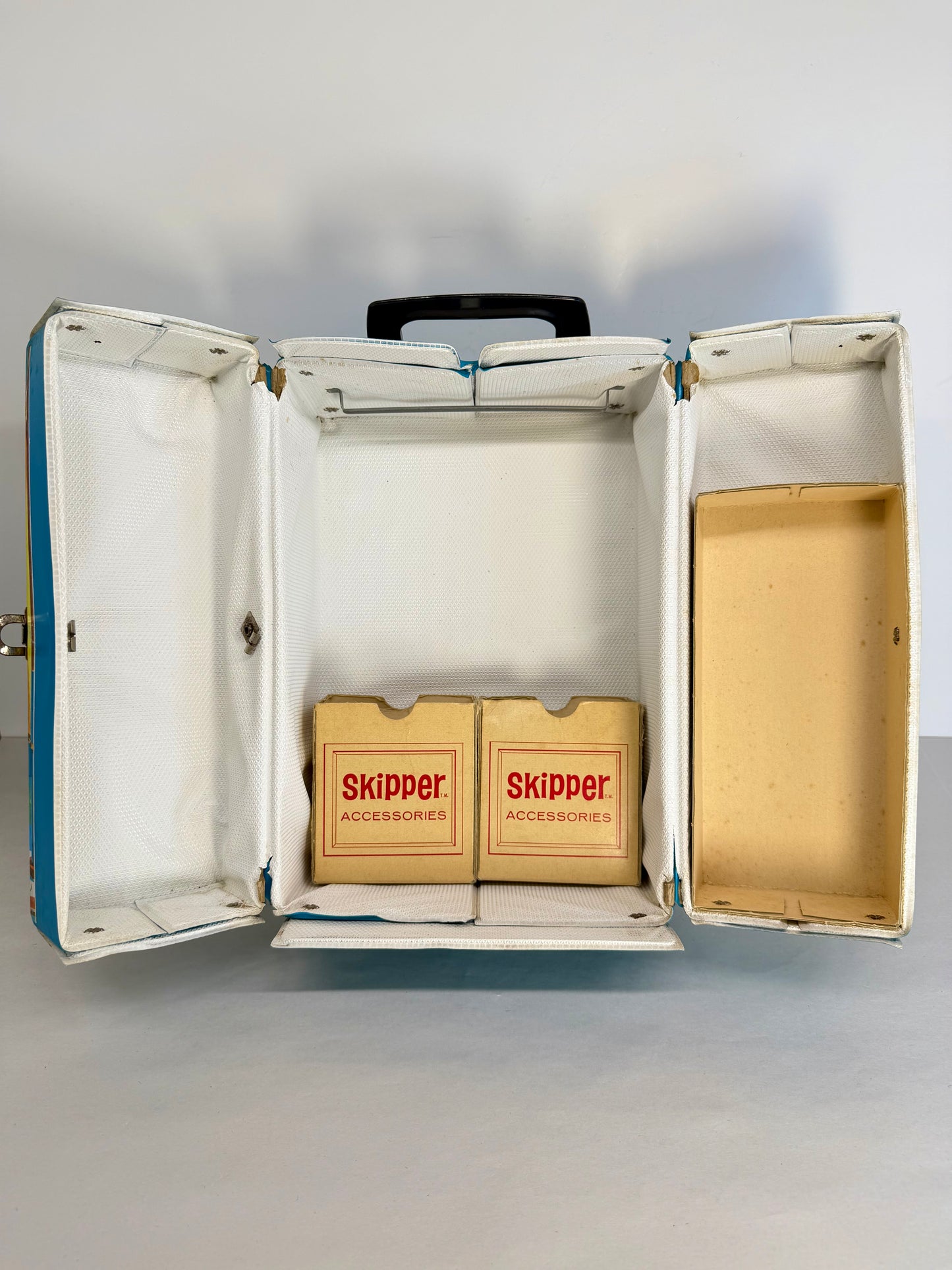 Mattel Skipper carrying blue case 1964