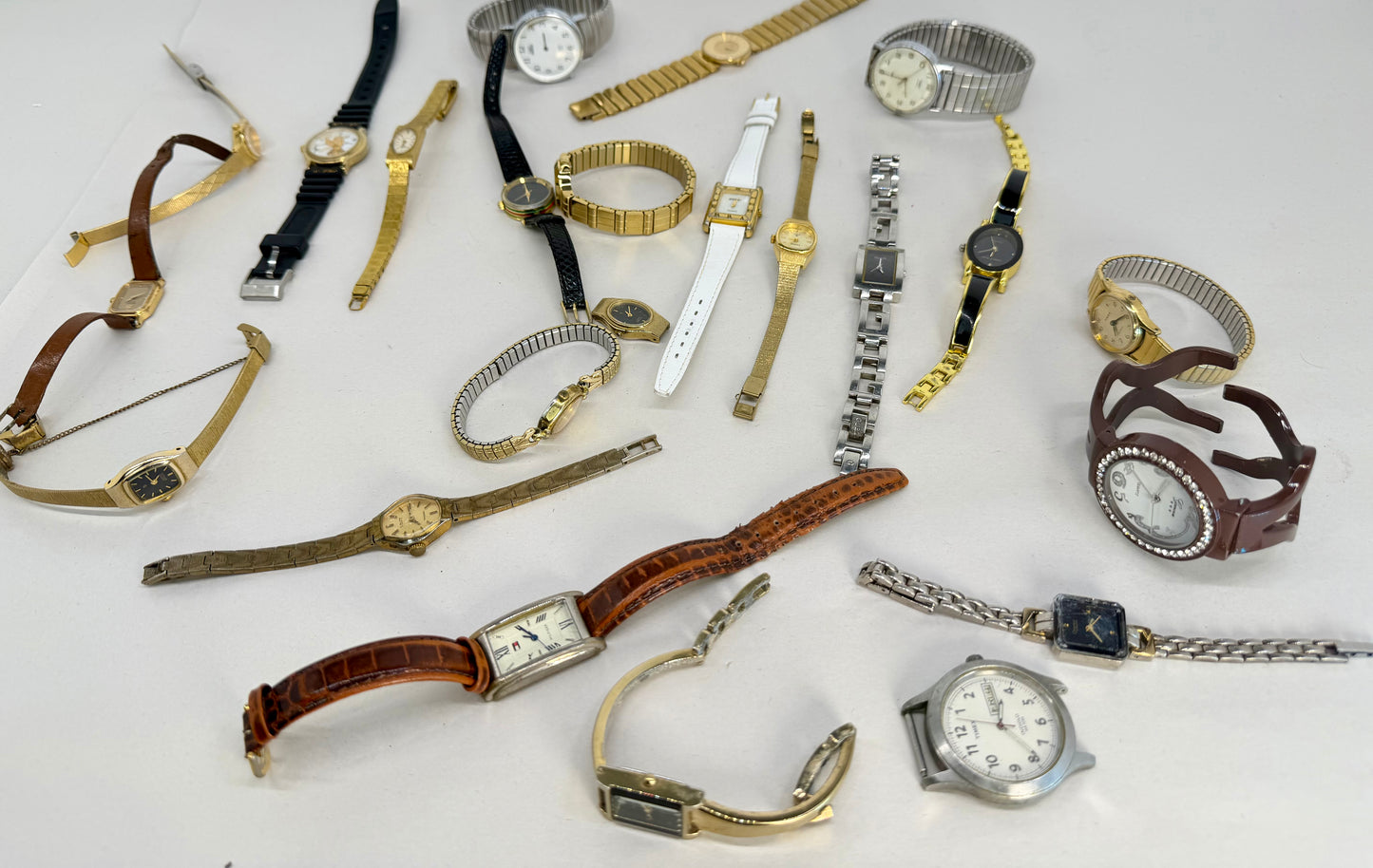 Quantity of mixed watches