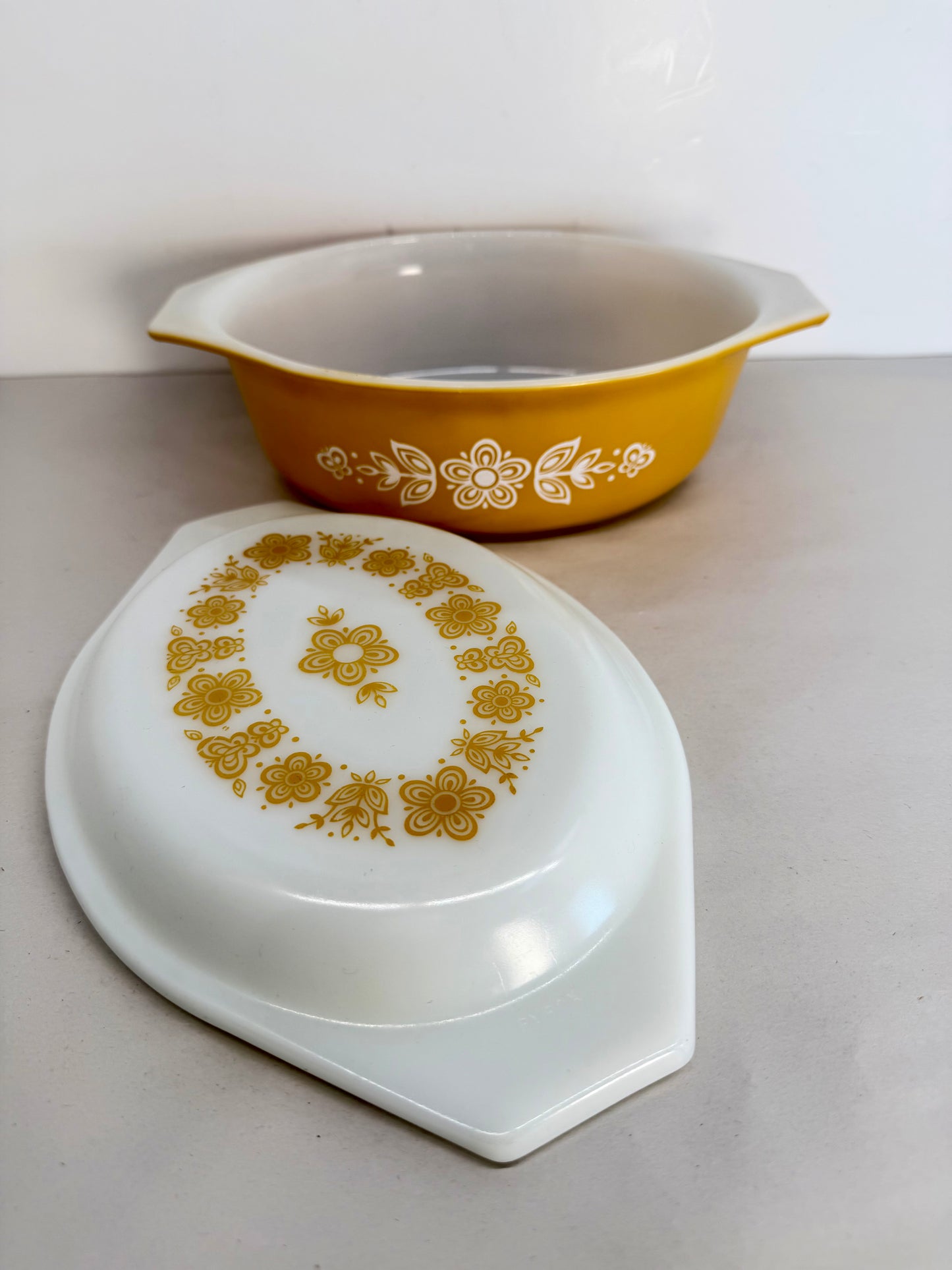 Pyrex Butterfly dish with lid