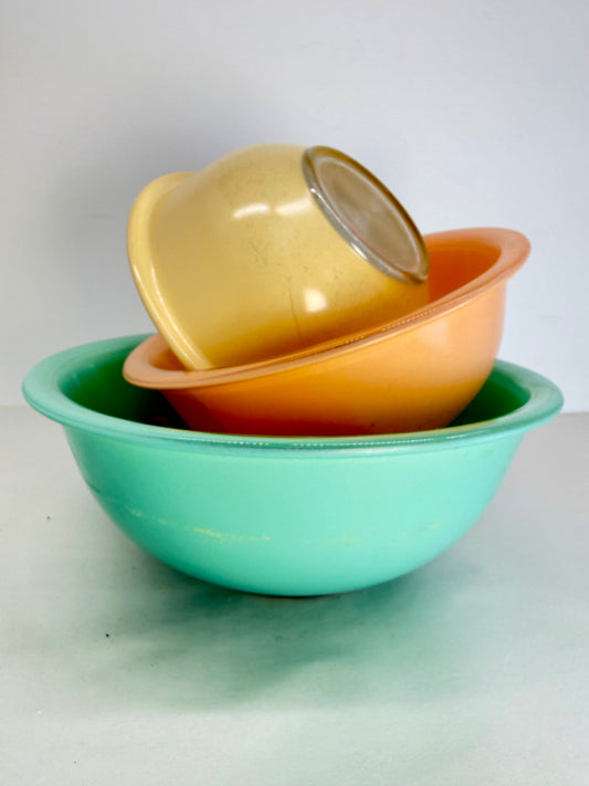 American pyrex glass mixing bowls!