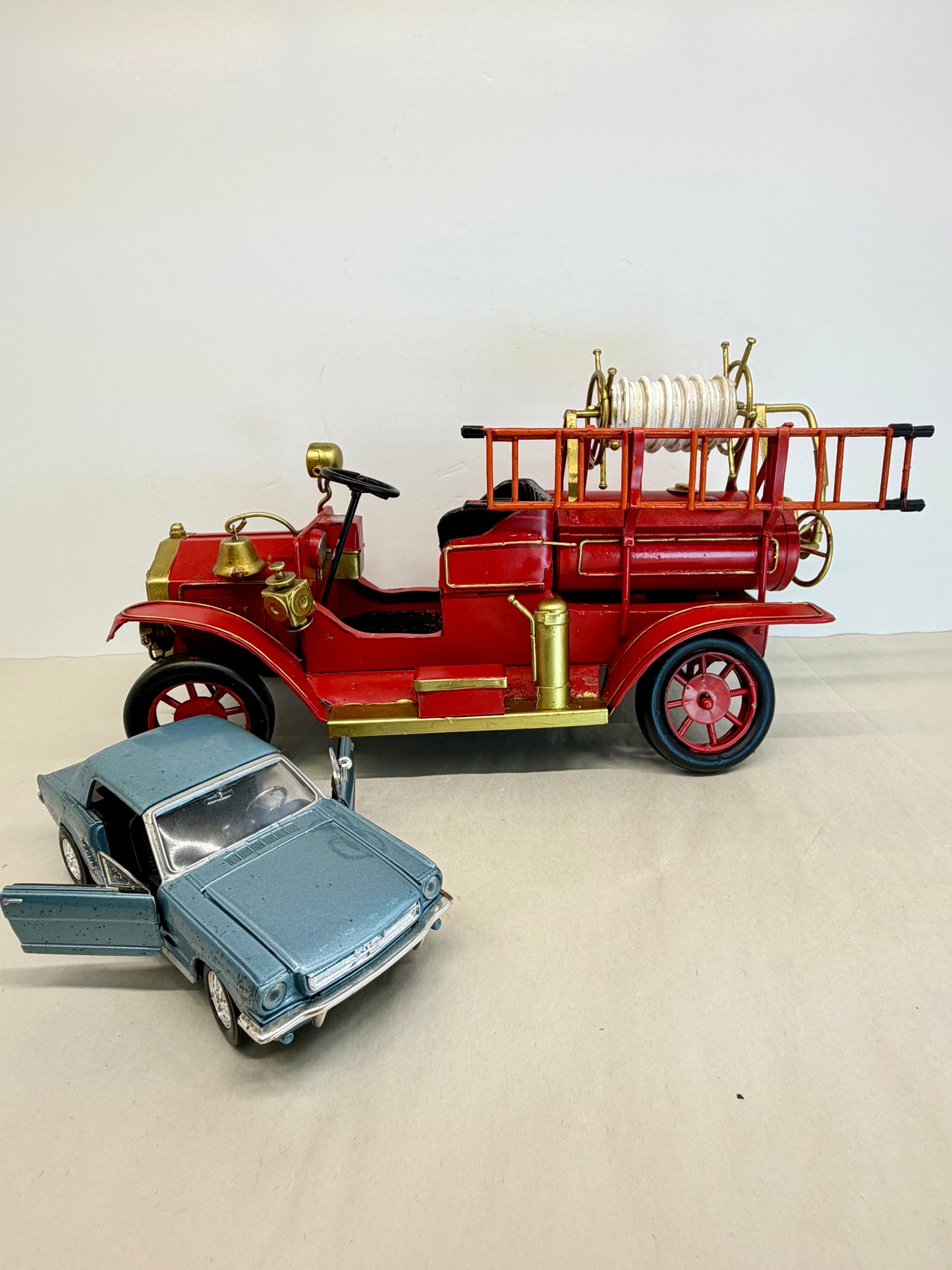 Fire Truck (Camion pompier) with a 1964 Mustang