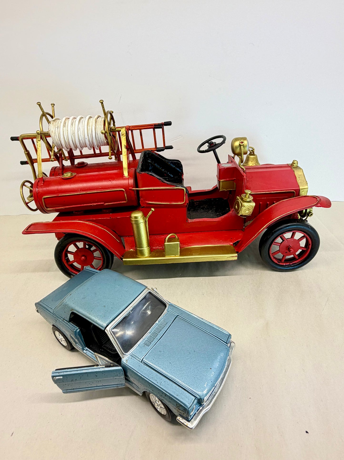 Fire Truck (Camion pompier) with a 1964 Mustang
