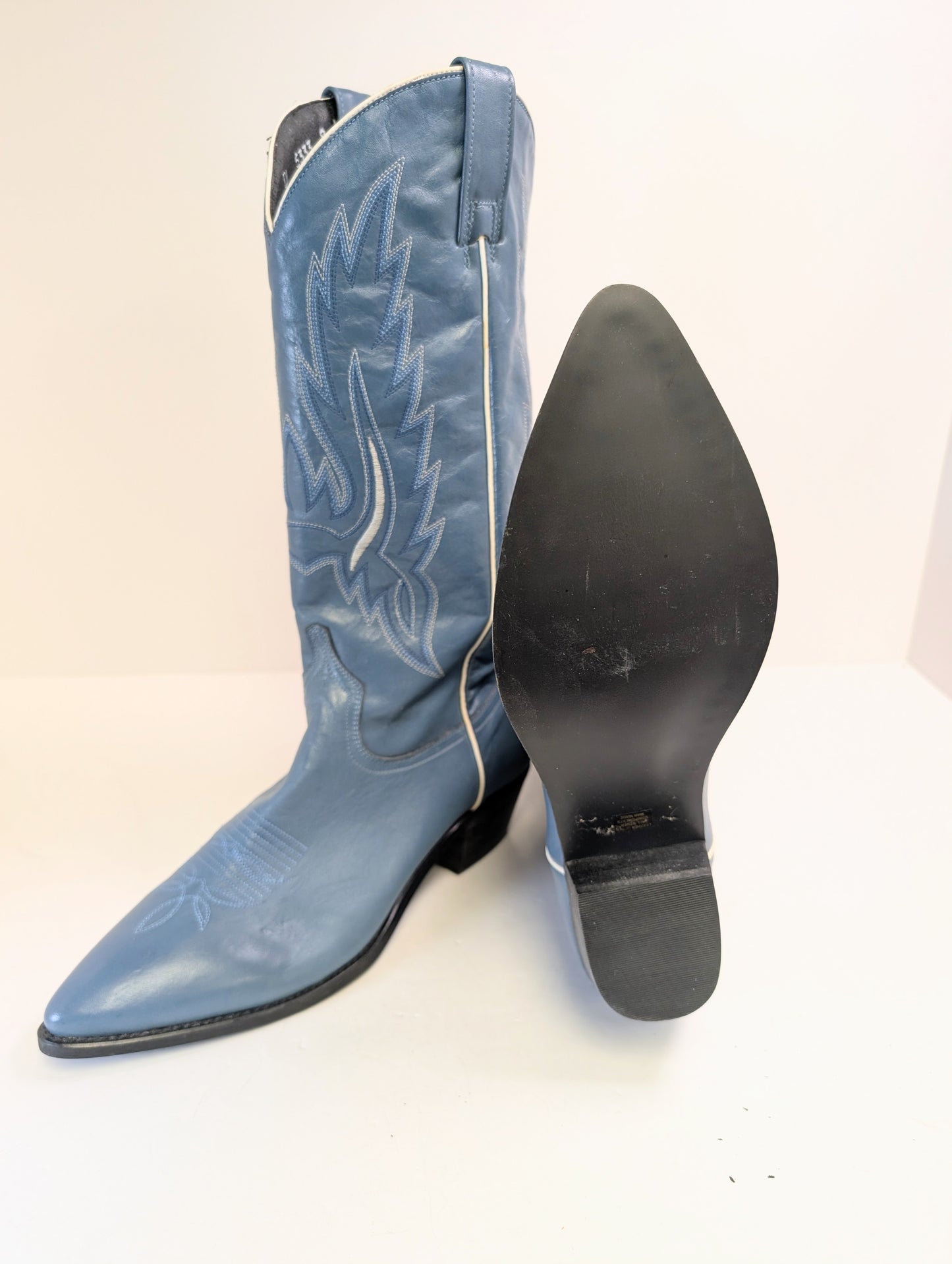 Embroidered blue and white accent men cowboys boots
