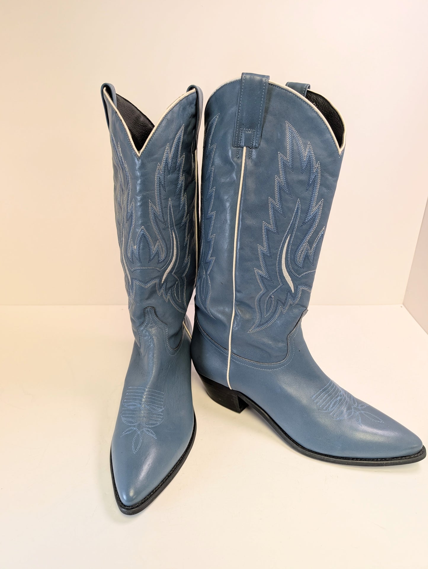 Embroidered blue and white accent men cowboys boots
